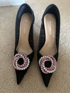 MACH & MACH Black Pointed Pumps with Pink Crystal Double-Ring Brooch